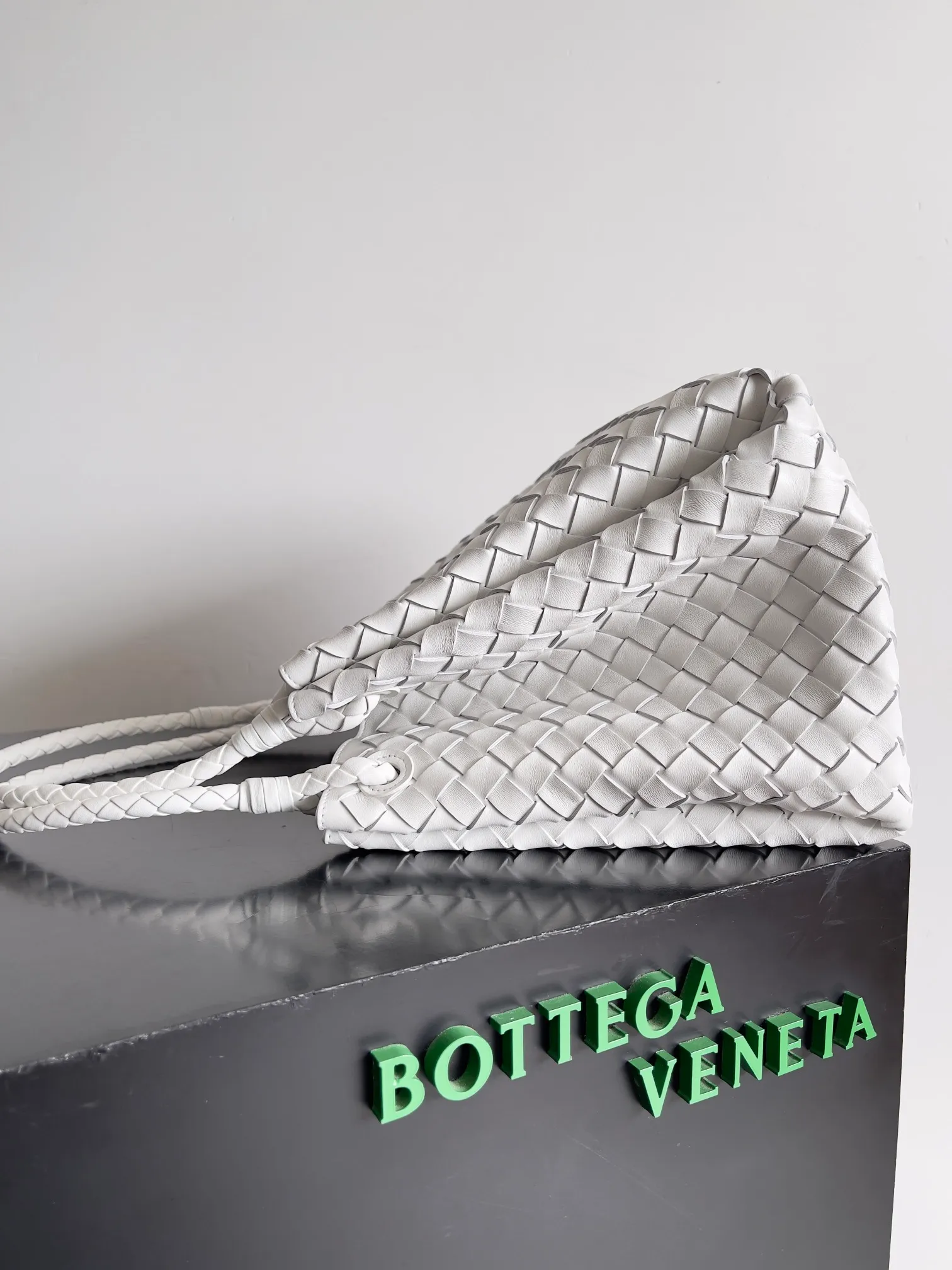 Batch 2660 24 early autumn new model Andiamo Parachute is made of a whole piece of woven leather. It is processed by folding stitching at the four corners. # Craftsmanship and creativity. The large size is atmospheric and practical. One of the must-selects for BV. It has a large space, can hold a computer, the shoulder strap is thick, and the upper shoulder is very comfortable. The large parachute can be carried on the body and can be carried on the body. The upper body is versatile and cute☺️ Style number: 796571 Size: 30*26*20cm